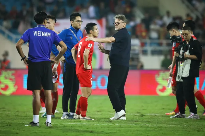  Khi trận đấu tại bảng F vòng loại thứ hai World Cup 2026 kết thúc, ông Troussier cùng đội trợ lý bước xuống sân, hỏi han, động viên cầu thủ. 