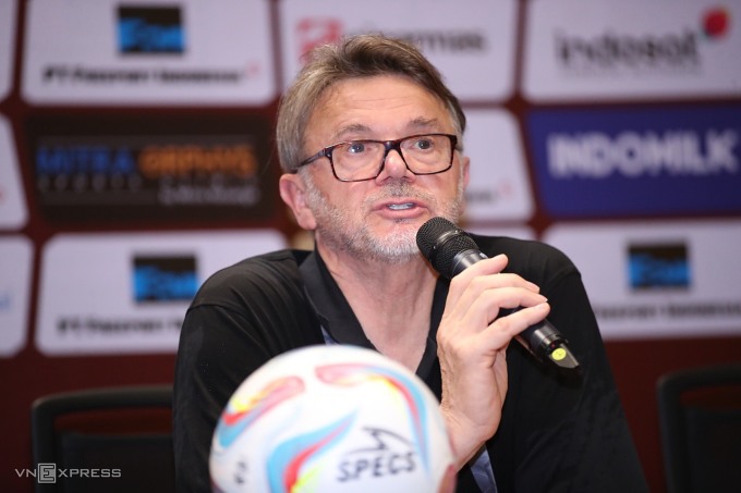 HLV Troussier trong họp báo sau trận thua Indonesia 0-1 ở lượt ba vòng loại thứ hai World Cup 2026 ngày 21/3. Ảnh: Lâm Thoả 