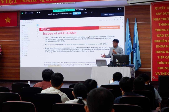 Nhật giảng bài ở trường Hè về Khoa học dữ liệu, trường Đại học Khoa học Tự nhiên TP HCM, hồi tháng 8. Ảnh: Nhân vật cung cấp