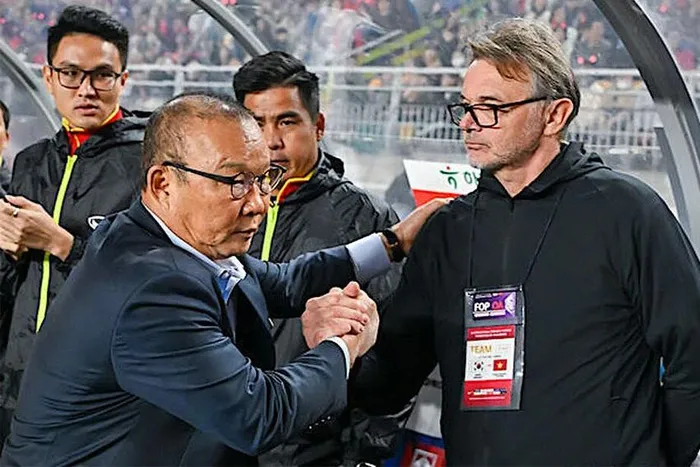  HLV Park Hang-seo gặp gỡ HLV Troussier tại trận Việt Nam giao hữu với Hàn Quốc. Ảnh: CTV 