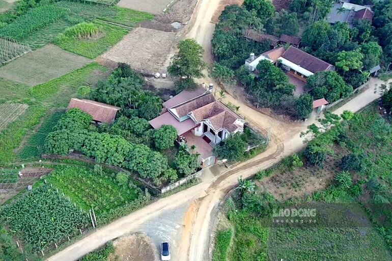 Ngôi nhà của hộ gia đình ông Ngô Văn Xạ tại xóm Lở, xã Lương Nha, huyện Thanh Sơn. Ảnh: Tô Công.