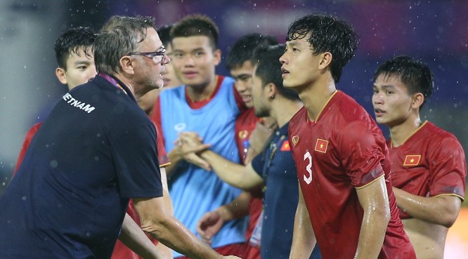 2 trò cưng ông Troussier bị AFC phạt cả trăm triệu đồng, cấm thi đấu: VFF ngán ngẩm vì mớ hỗn độn mà ông ta để lại