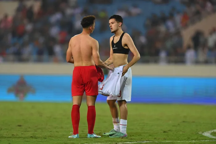  Bùi Hoàng Việt Anh cũng gạt đi nỗi buồn, đổi áo với cầu thủ Indonesia. 