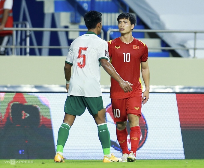 Nguyễn Công Phượng (số 10) đối đầu Pratama Arhan trong trận Việt Nam thắng Indonesia 4-0 ở vòng loại hai World Cup 2022. Ảnh: Hiếu Lương