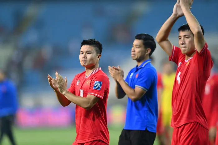  Quang Hải (trái) không chơi phút nào nhưng vẫn xuống sân đi một vòng cảm ơn CĐV. 