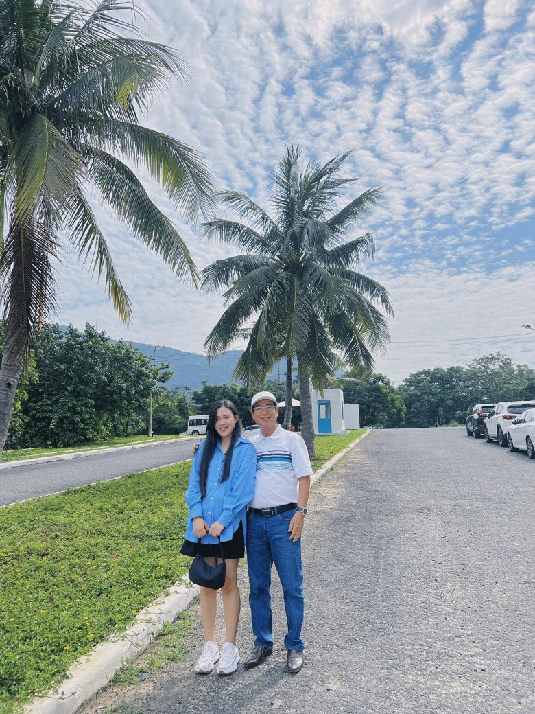 Chú Thương cùng con gái út hiện đang học Thạc sĩ Y dược tại Huế