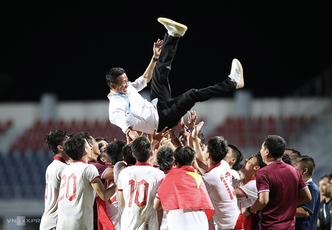 HLV Hoàng Anh Tuấn được các cầu thủ U23 Việt Nam công kênh sau khi đánh bại Indonesia trong trận chung kết U23 châu Á 2023. Ảnh: Lâm Thoả