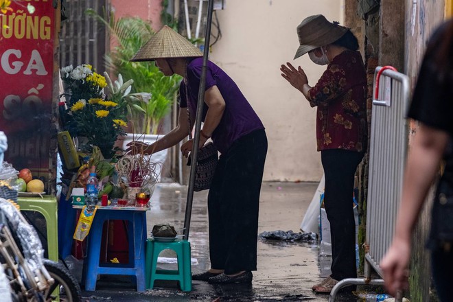 Hai &quot;người hùng&quot; trở về khu nhà trọ thắp hương cho những người xấu số trong vụ cháy ở Hà Nội - Ảnh 4.