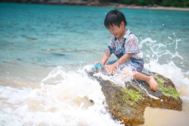 Bỏ Hà Nội vào Đà Nẵng sṓng vì mê biển, ᵭưa con ᵭi học bằng máy bay, 2 năm sau gia ᵭình