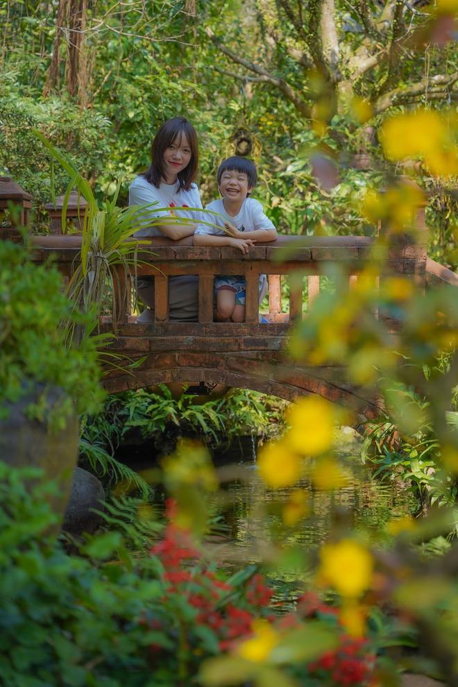 Bỏ Hà Nội vào Đà Nẵng sṓng vì mê biển, ᵭưa con ᵭi học bằng máy bay, 2 năm sau gia ᵭình