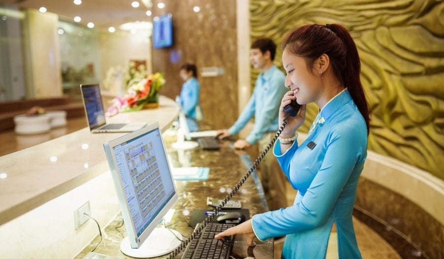 Với trường hợp khách hàng check-in sớm, nếu vẫn còn phòng trống, nhân viên lễ tân sẽ tiến hành thủ tục check-in cho khách.