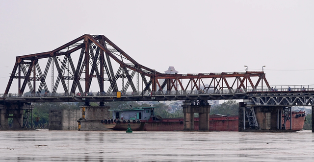 Trưa 10/9, Hà Nội báo động lũ khẩn cấp; Phong toả toà nhà 3 tầng bị nghiêng gần hồ Hoàn Kiếm- Ảnh 6.