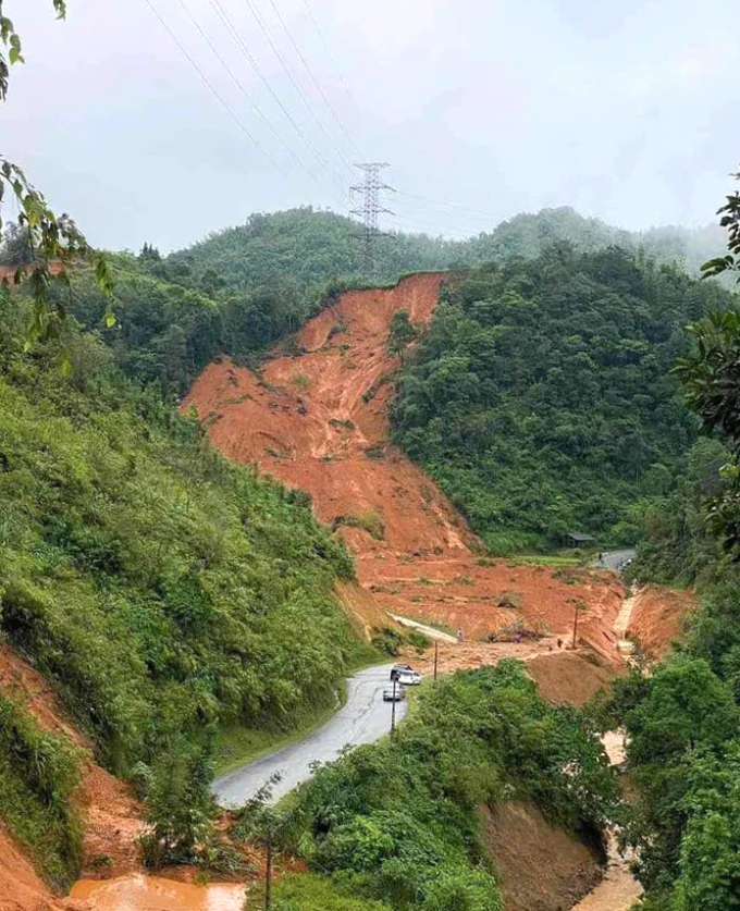 Một phần quả đồi ở xã Ca Thành sạt lở vùi lấp, cuốn trôi ba ô tô và nhiều xe máy. Ảnh: Cao Bằng