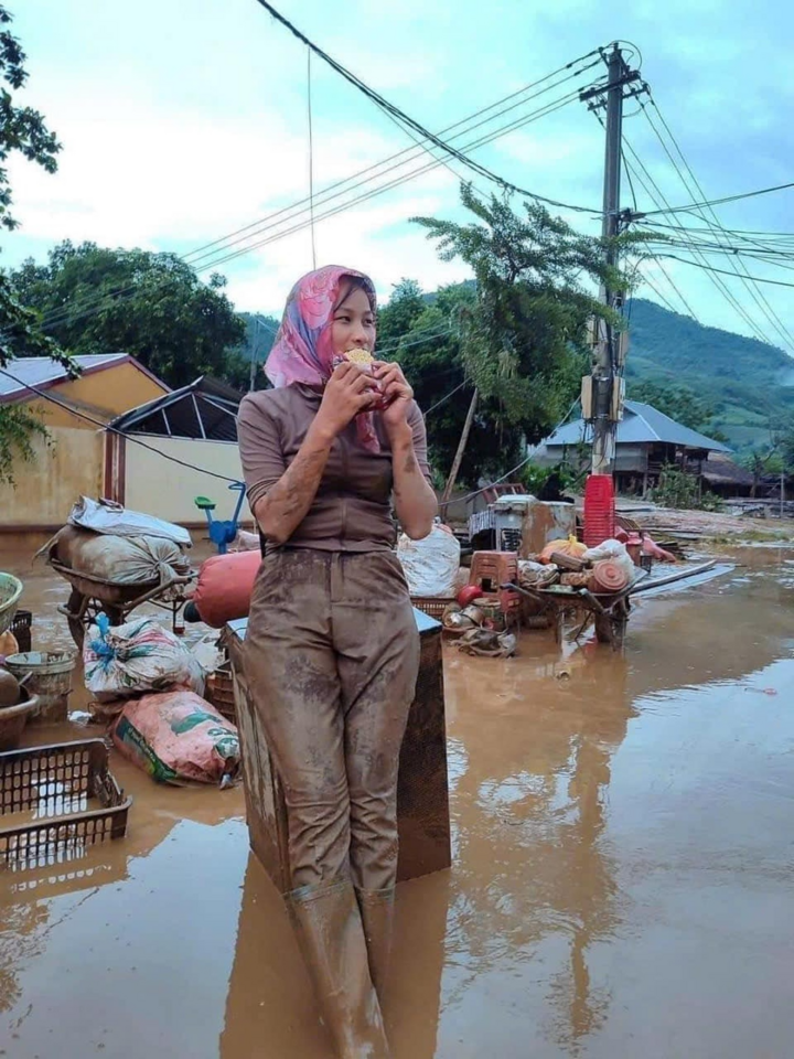 Bức ảnh chụp cô giáo Hoàng Minh Diệp khi đang tham gia dọn dẹp trường lớp sau lũ, khiến nhiều người không khỏi xúc động. (Ảnh: GVCC).