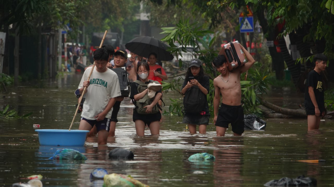 Trưa 10/9, Hà Nội báo động lũ khẩn cấp; Phong toả toà nhà 3 tầng bị nghiêng gần hồ Hoàn Kiếm- Ảnh 18.