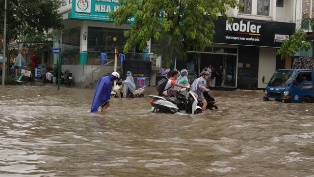 Trưa 10/9, Hà Nội báo động lũ khẩn cấp; Phong toả toà nhà 3 tầng bị nghiêng gần hồ Hoàn Kiếm- Ảnh 22.