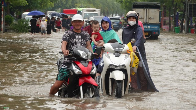 Trưa 10/9, Hà Nội báo động lũ khẩn cấp; Phong toả toà nhà 3 tầng bị nghiêng gần hồ Hoàn Kiếm- Ảnh 23.