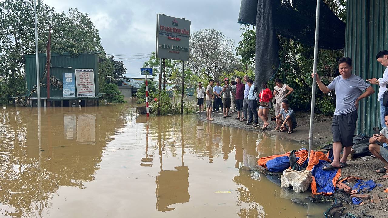 Trưa 10/9, Hà Nội báo động lũ khẩn cấp; Phong toả toà nhà 3 tầng bị nghiêng gần hồ Hoàn Kiếm- Ảnh 14.