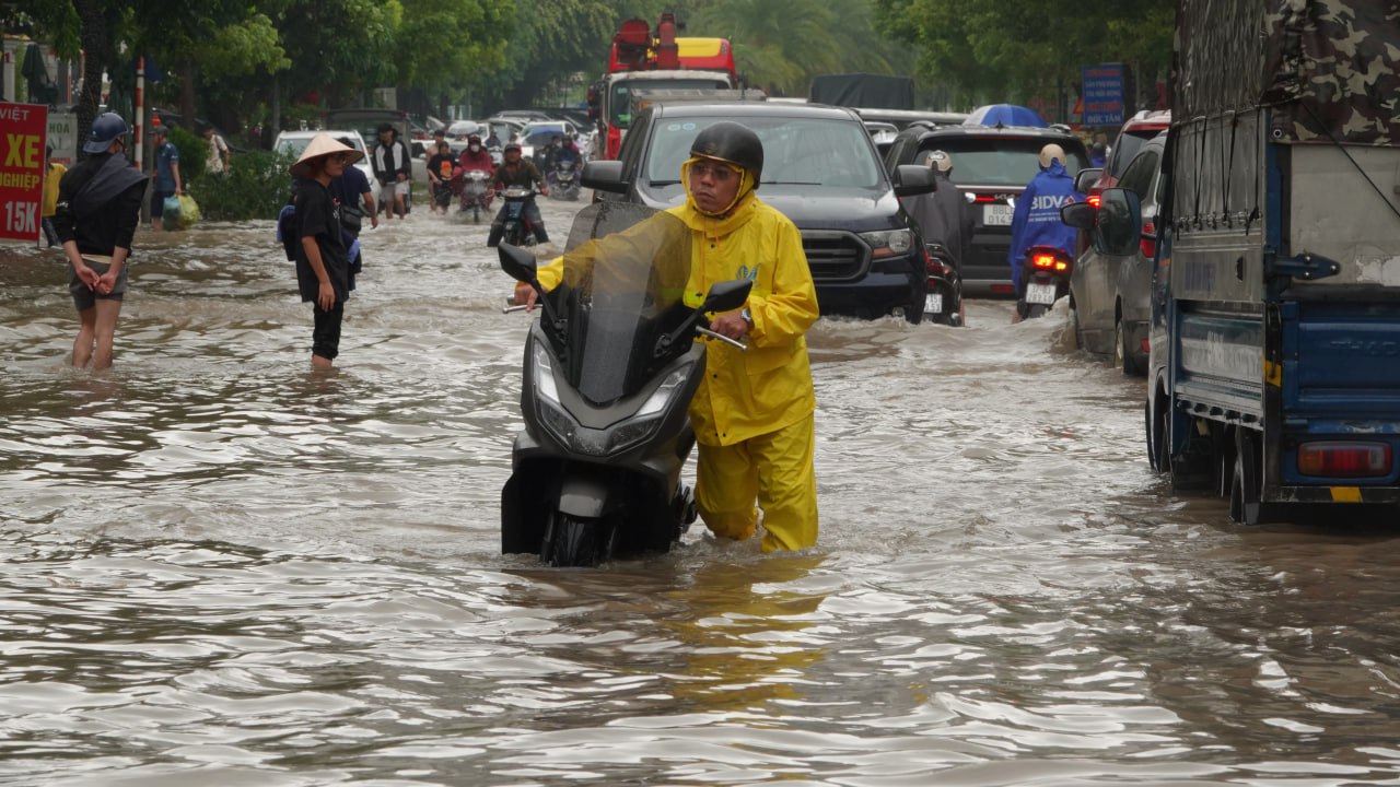 Trưa 10/9, Hà Nội báo động lũ khẩn cấp; Phong toả toà nhà 3 tầng bị nghiêng gần hồ Hoàn Kiếm- Ảnh 29.