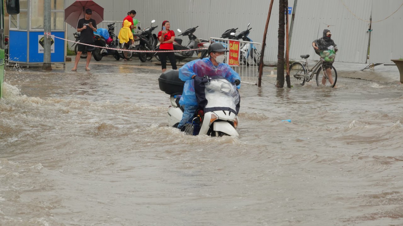 Trưa 10/9, Hà Nội báo động lũ khẩn cấp; Phong toả toà nhà 3 tầng bị nghiêng gần hồ Hoàn Kiếm- Ảnh 30.