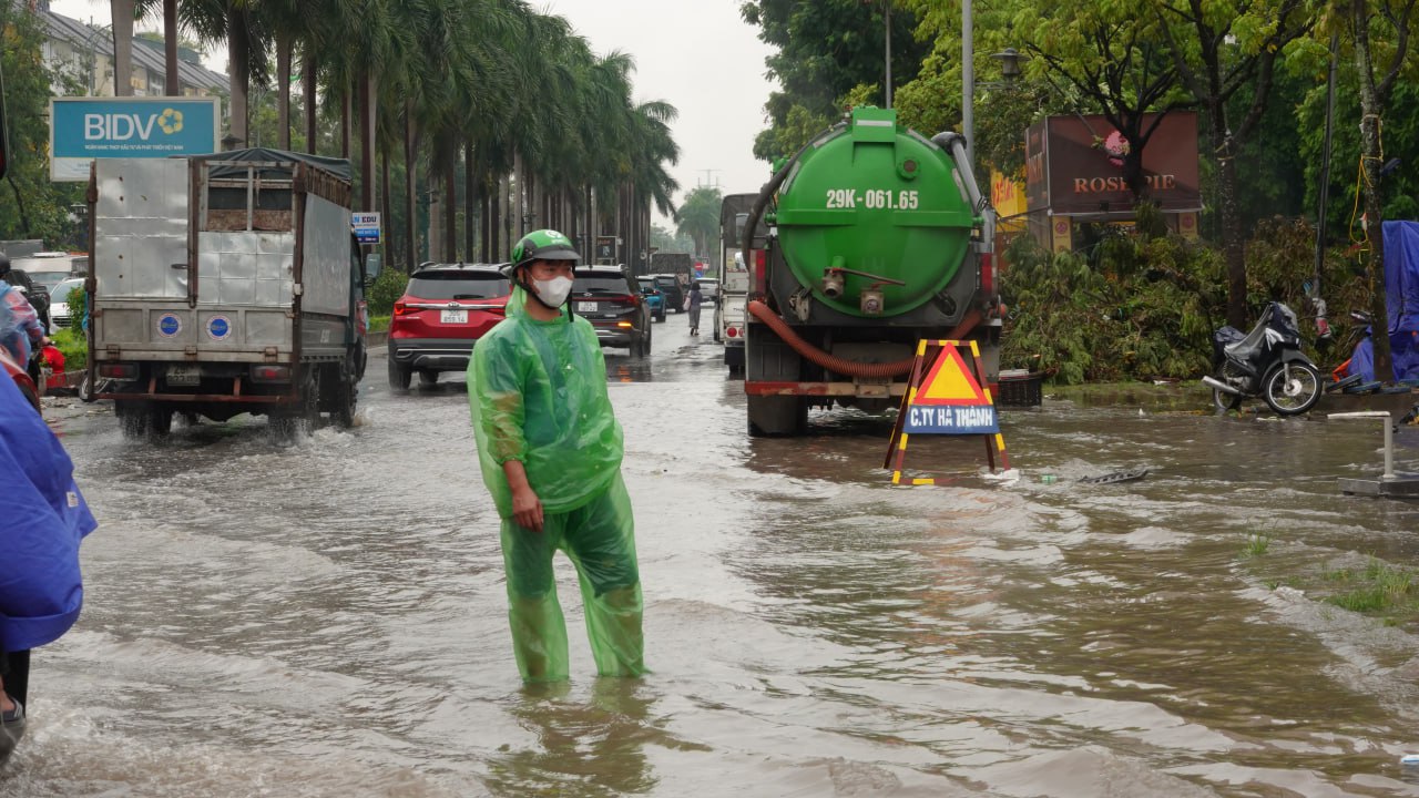 Trưa 10/9, Hà Nội báo động lũ khẩn cấp; Phong toả toà nhà 3 tầng bị nghiêng gần hồ Hoàn Kiếm- Ảnh 32.