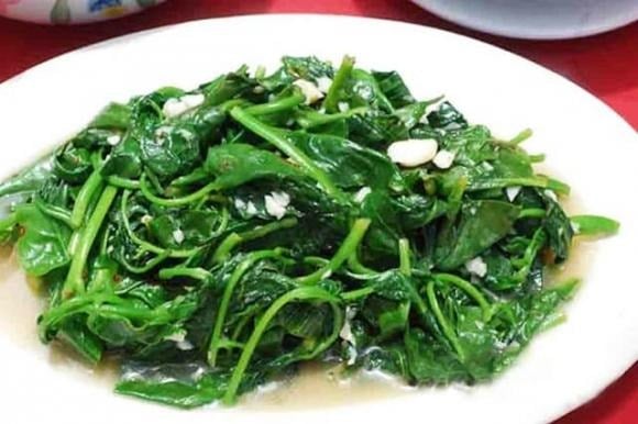 Rau muống là một trong những loại rau quen thuộc và phổ biến nhất trong bữa ăn hàng ngày của người Việt. 