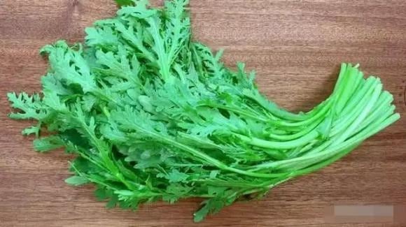Rửa sạch cải cúc, để ráo nước, sau đó cắt thành từng đoạn đều nhau.