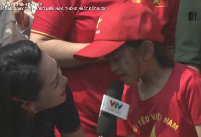 Khoảnh khắc nữ BTV phỏng vấn em nhỏ trên sóng trực tiếp vào sáng 30/4 đang được người dùng mạng xôn xao bàn tán. Ảnh: Sưu tầm
