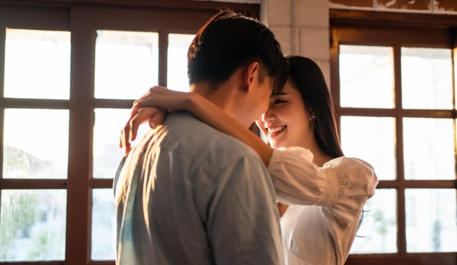 Một số phụ nữ khi yêu luôn muốn trò chuyện với người yêu mọi lúc.