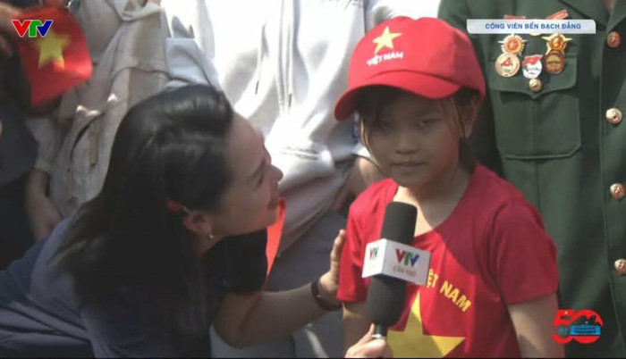 Nữ BTV gây ấn tượng vì màn 'nhắc bài' khéo léo khi thấy nhân vật phỏng vấn lúng túng. Ảnh: Sưu tầm