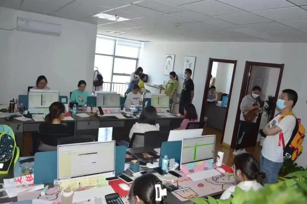 Tịch thu 38 kg vàng, trị giá 53 tỷ đồng trong căn nhà của cặp vợ chồng chuyên bán hàng livestream- Ảnh 1.