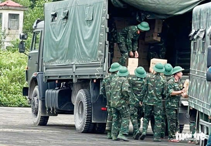 Bộ Quốc phòng huy động trực thăng mang hàng cứu trợ tới đồng bào vùng lũ Nghệ An - Ảnh 3.