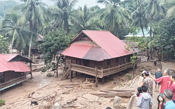 Bộ Quốc phòng huy động trực thăng mang hàng cứu trợ tới đồng bào vùng lũ Nghệ An - Ảnh 2.