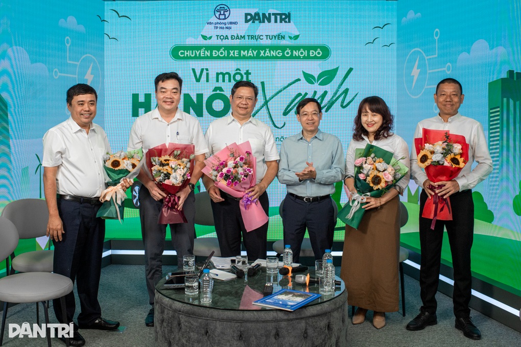 Hà Nội quyết tâm trả lời được câu hỏi: Không đi xe xăng tôi đi bằng gì? - 1