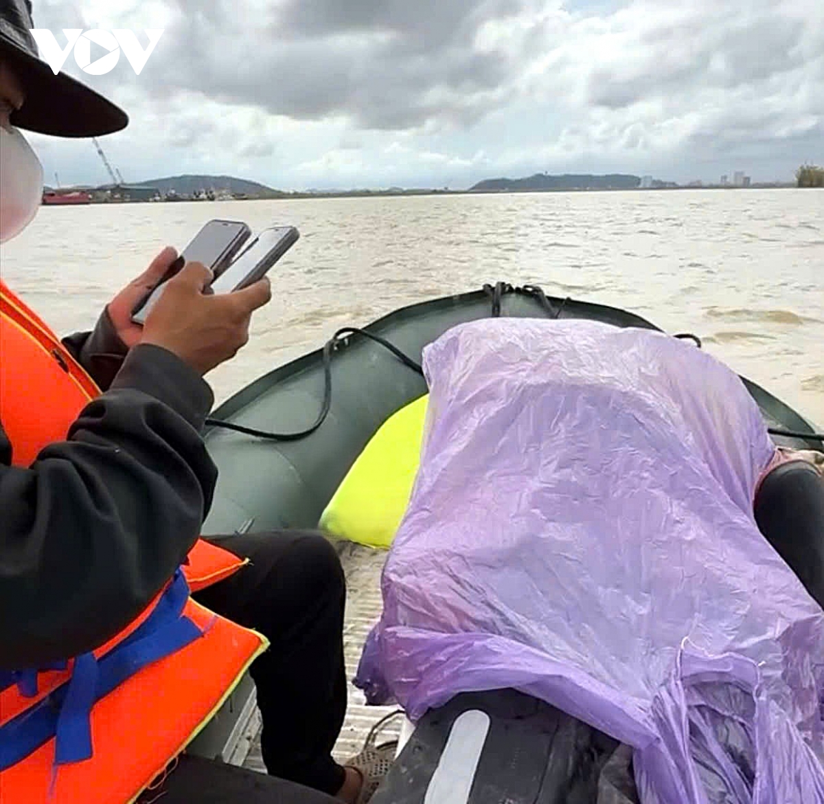 3 bo con mat tich, tim thay thi the 2 be gai tren song lam hinh anh 2