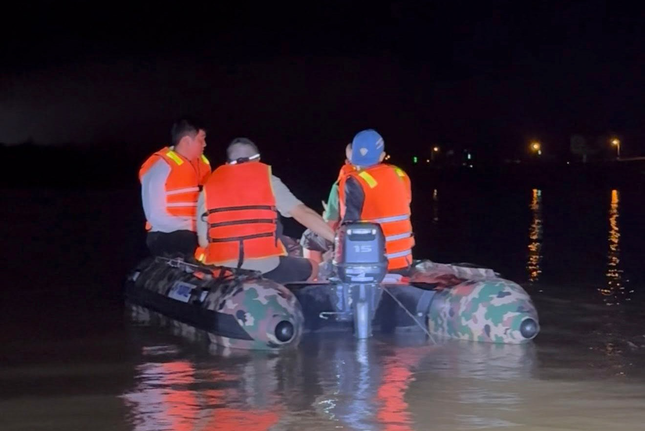 Lực lượng chức năng tìm kiếm các nạn nhân vụ nhảy cầu Bến Thủy trong đêm. Ảnh: Hải Dương