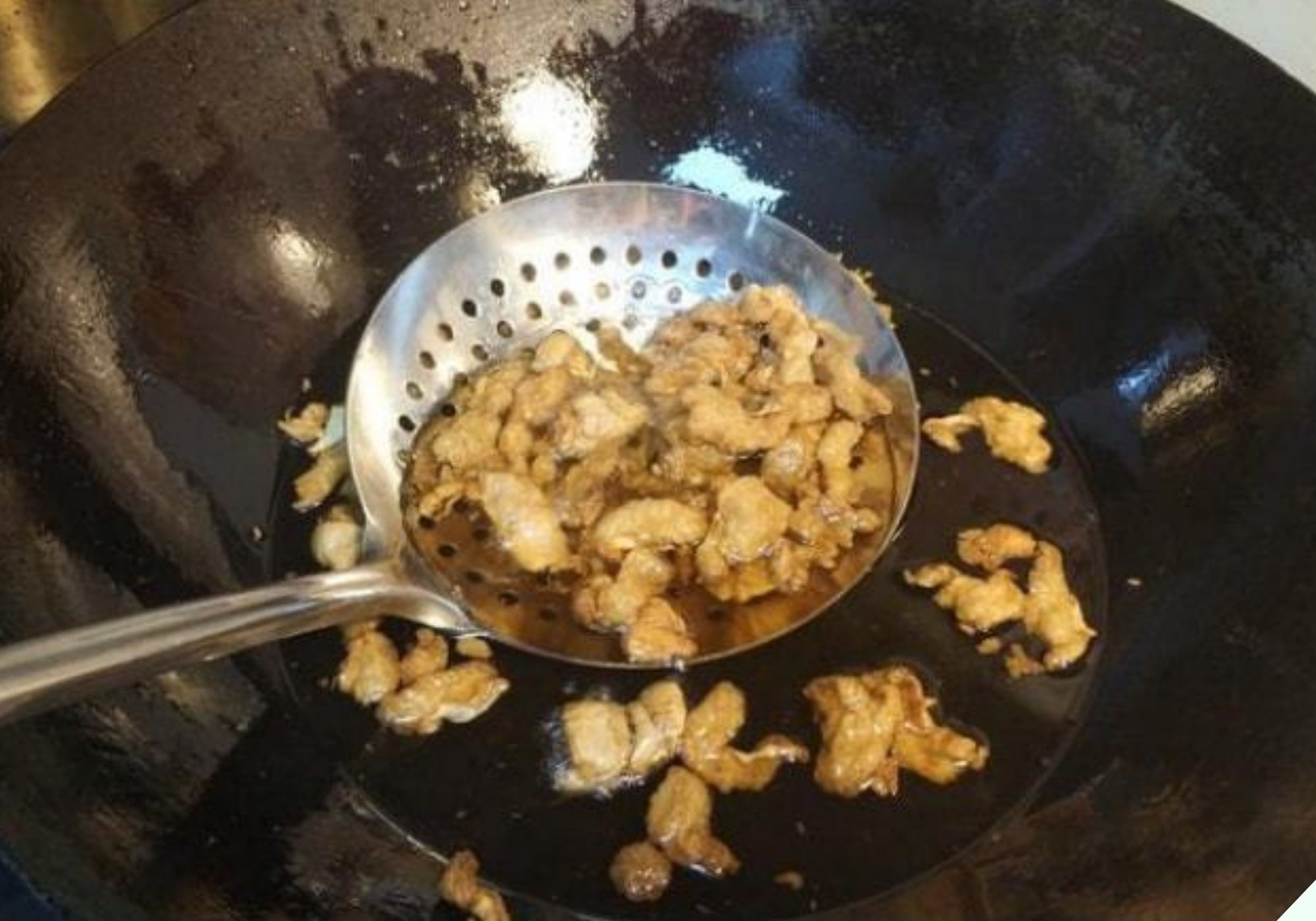 Rán mỡ lợn cứ cho thêm 3 thứ này, mỡ lúc nào cũng trắng phau phau, thơm nức không bị hôi tanh, để cả năm - Ảnh 7.