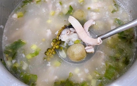 - Ướp dạ dày cùng củ gừng, hành tím, tiêu xanh giã, sấu và gia vị hợp khẩu vị, ướp trong 15 phút