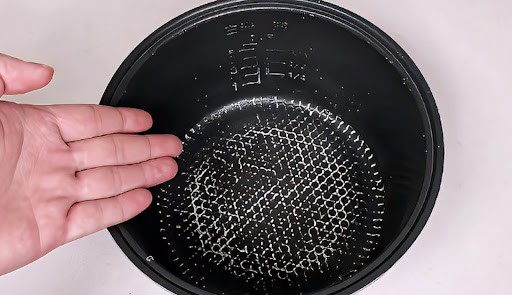 Dùng lòng nṑi cơm ᵭiện bị bong tróc lớp chṓng dính có gȃy hại khȏng? Cȃu trả lời khiḗn nhiḕu người hṓi hận - 2