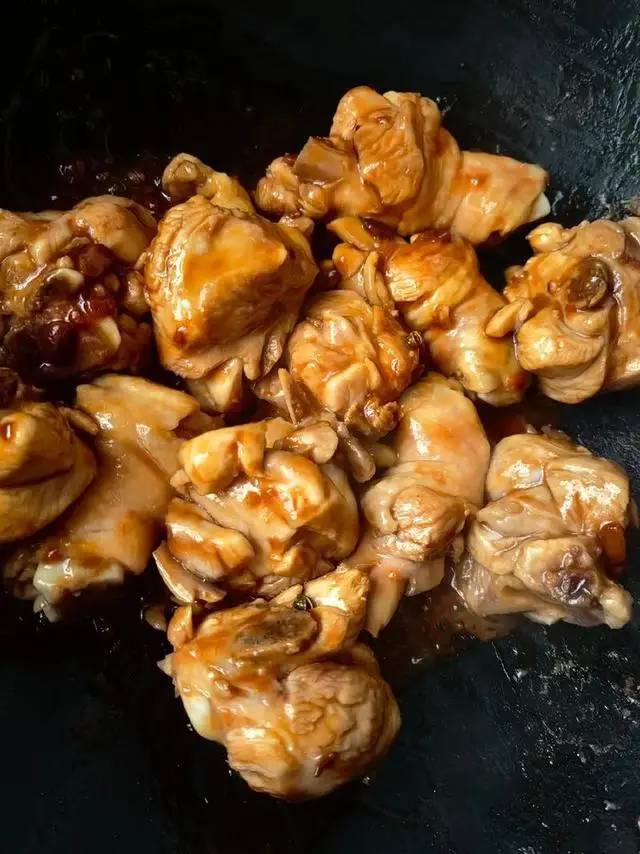 Ăn thịt gà ngon và bổ dưỡng nhưng có 7 bộ phận của con gà chớ dại mà ăn nhiều vì có thể chứa rác thải, độc tố, kim loại nặng - Ảnh 1.