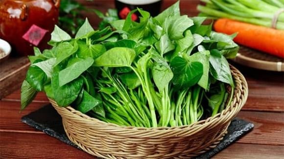 Với hàm lượng kali, magie và chất xơ cao, rau khoai lang giúp hạ huyết áp tự nhiên, giảm áp lực lên thành mạch, đồng thời giảm cholesterol “xấu” (LDL) và tăng cholesterol “tốt” (HDL). 